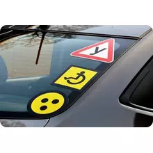 Предупреждающие наклейки и знаки на авто