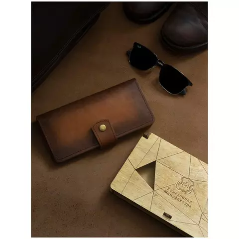 Клатч с хлястиком Кожевенная мануфактура нат. кожа светло-коричневый в деревянной упаковке